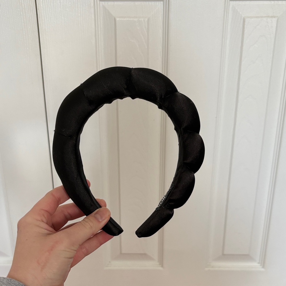 Black headband.